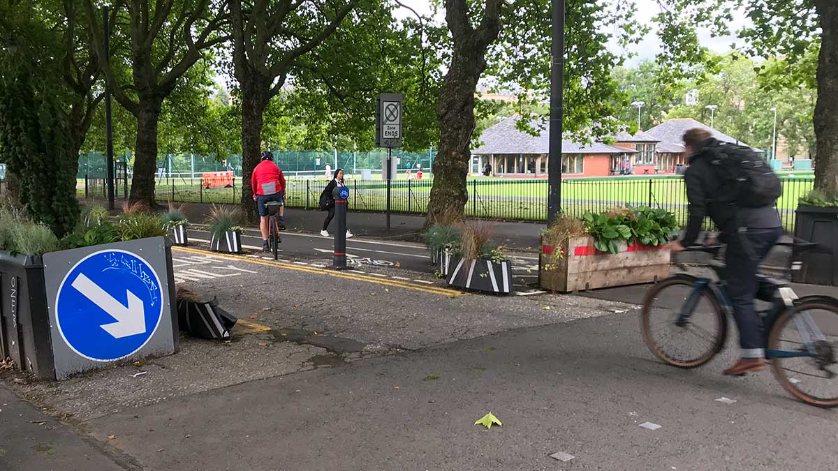 Cyclists entering Kelvin Way cycle lanes