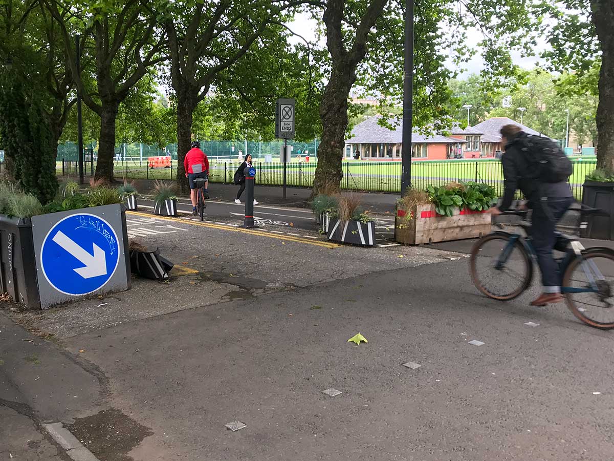 Cyclists entering Kelvin Way cycle lanes